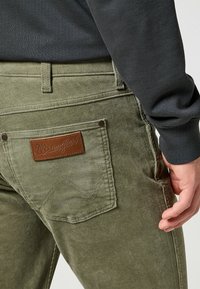 Wrangler GREENSBORO - Broek - dusty olive