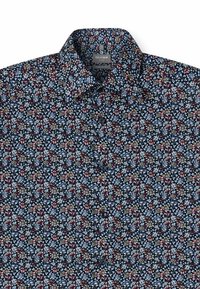 Bluse mit floralem Muster auf navyfarbenem Hintergrund, mit kleinen roten, blauen und beigen Blumen, mit Knopfkragen und bequemer Passform.