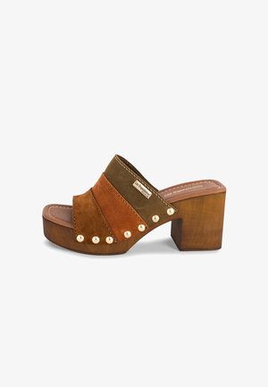 Sandale à talon bloc en daim marron avec des bandes orange et verte, ornée de clous dorés et d'une base en bois, avec un design à bout ouvert arrondi.