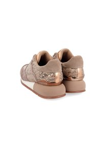 Sneakers med en beige mockafinish, detaljer i ormskinnsmönster och metallic rose gold-hårdvara. Klumpig sula med texturerat grepp.