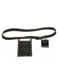 Svart lærbelte med krokodillemønster, med en rektangulær lomme og en liten avtakbar tilbehør, sikret med metallnagler.