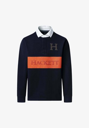Dunkelblauses Langarm-Polohemd mit einem weißen Kragen, präsentiert einen orangefarbenen Streifen und das "HACKETT"-Logo. Auffälliger strukturierter Buchstabe "H" auf der Brust.