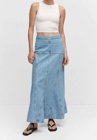 Denim-maksihame, jossa on korkea vyötärö, vaaleansininen väri ja kontrastiväriset saumat. Sisältää levenevän muotoilun ja etupaneelin saumat.
