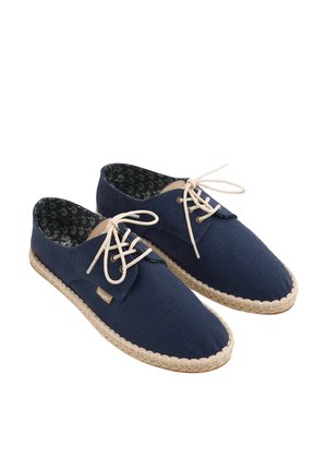 Marineblaue Espadrilles aus Stoff mit Schnürung, beigen geflochtenen Sohlen und gemusterter Innenfütterung.