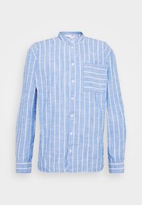 Camicia a maniche lunghe a righe azzurro chiaro realizzata in tessuto testurizzato. Presenta una chiusura con bottoni e una tasca sul petto con righe orizzontali.