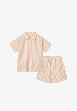 Conjunto de pijama de manga corta y cuello en suave beige con rayas blancas; incluye camisa con botones y bolsillo y pantalones cortos a juego con cintura elástica.