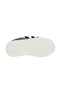 Suola delle sneaker blu scuro con suola in gomma bianca. Presenta un design a battistrada circolare e una superficie testurizzata. Tre cinturini in velcro.