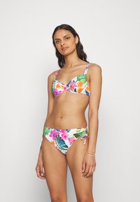 Färggängig blommig bikiniuppsättning med vadderad topp och justerbara axelband, samt matchande botten med sidoknytning. Materialet verkar slätt och elastiskt.