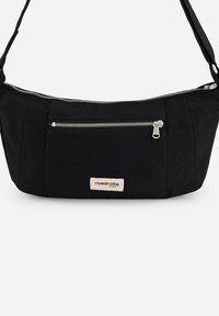 Sac bandoulière en tissu noir avec une poche zippée, forme rectangulaire, étiquette de marque bien visible et détails de couture renforcée.