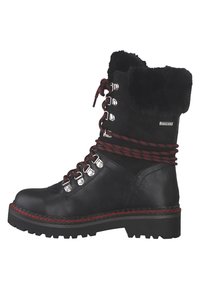 Botas negras de cuero hasta la rodilla con un cuello de pelaje sintético, cordones rojos y negros, herrajes plateados y una suela texturizada para mayor tracción.