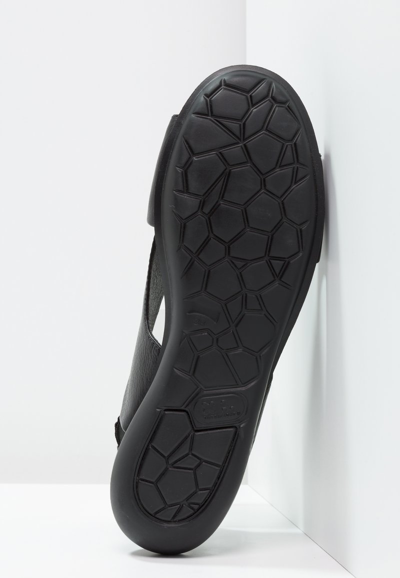 Infradito nere con suola in gomma testurizzata caratterizzata da un motivo esagonale e tomaia in pelle liscia. Design aperto ai lati che consente una buona ventilazione.