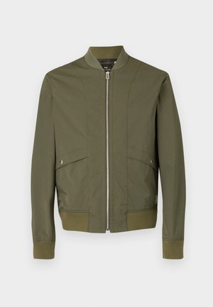 Olivgrön bomberjacka med dragkedja framtill, ribbade muddar och fåll, sidfickor samt mjukt, lätt tyg med subtila sömmar.