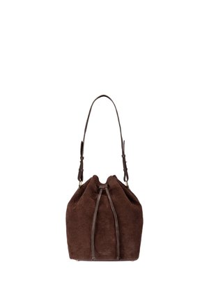 Dunkelbraune Veloursledertasche mit verstellbarem Schulterriemen und Kordelverschluss, vor weißem Hintergrund gezeigt.