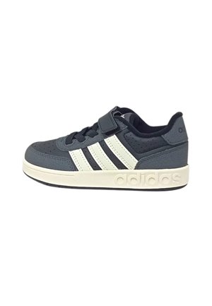 Baskets synthétiques grises avec des rayures blanches, fermeture à lacets et Velcro, panneaux texturés, et une semelle en caoutchouc arborant le logo "adidas".