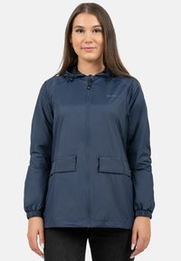 Marine lichtgewicht jack met capuchon, elastische manchetten, ritssluiting aan de voorkant en twee voorzakken. Glad stof met een waterafstotende afwerking.