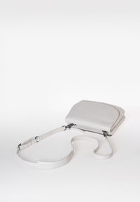 Borsa a tracolla bianca in pelle con una texture liscia, pattina curva e tracolla removibile; presenta dettagli in argento e chiusura con zip.