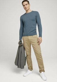 TOM TAILOR CREW NECK  - Strickpullover - dusty blue melange