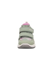 Zelená sportovní bota s růžovými akcenty, se dvěma nastavitelnými suchými zipy, texturovaným povrchem a polstrovanou podrážkou. Značka: Superfit.