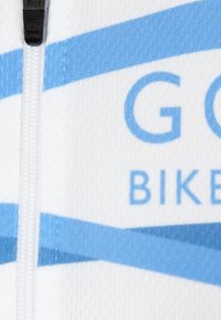 Bílé cyklistické dres s modrými zakřivenými pruhy a zipem. Má hladkou, texturovanou látku s výrazným potiskem "GO" a "BIKE".