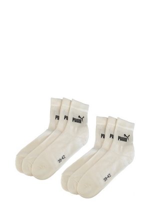Sechs Paar weiße Puma Knöchelsocken mit schwarzem Puma-Logo und der Größe 39-42, gedruckt nahe den Zehen, angeordnet in zwei Reihen auf einem weißen Hintergrund.