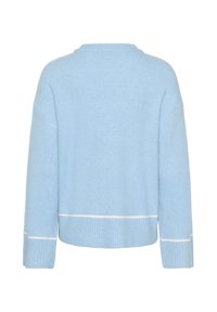 Pull en tricot doux bleu clair avec une coupe décontractée. Présente un ourlet et des poignets côtelés, ainsi que des accents blancs en bas et sur les manches.
