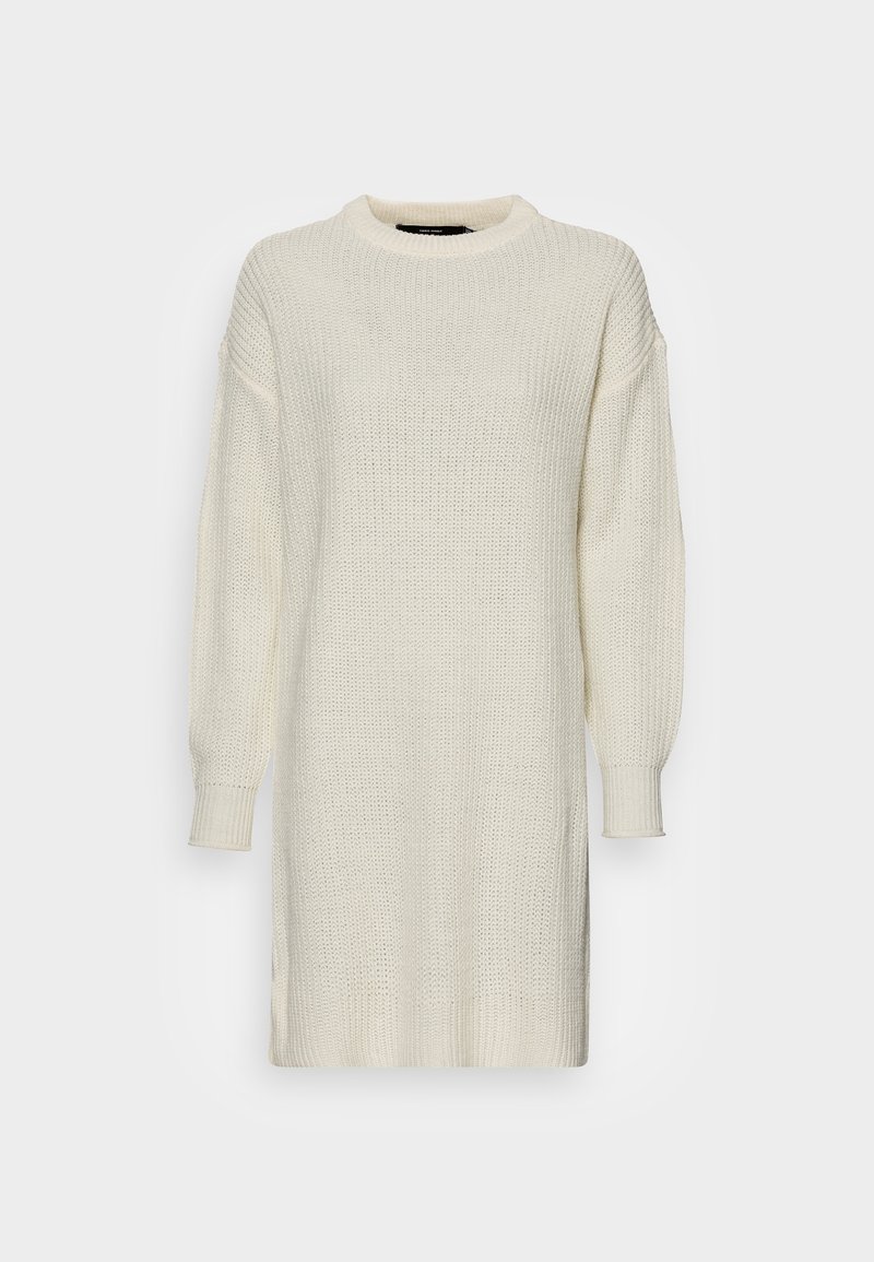 Longue robe-pull en maille crème avec manches longues, poignets côtelés et encolure ronde sur un fond clair uni.