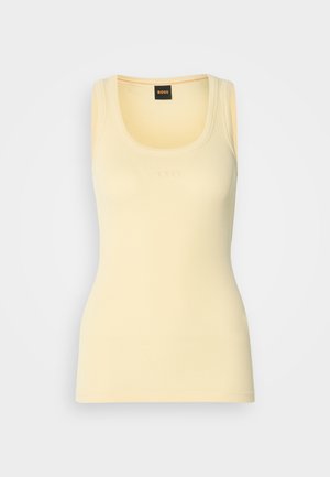 Žltý rebrovaný tielko so zaobleným výstrihom, s jemne embosovaným logom v strede. Vyrobené z ľahkej, pružnej látky.