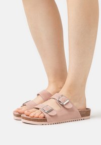 XTI Sandalias planas - nude - Zalando.es