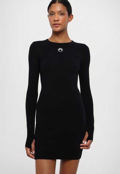 Rochie neagră cu mânecă lungă realizată din material ribbed, cu o siluetă ajustată și un accent circular cu logo la decolteu.