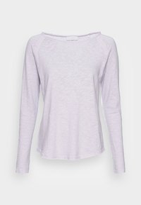 Ljus lavendelfärgad långärmad skjorta med avslappnad passform, bred rund halsringning och mjukt, texturerat tyg. Subtil melerad mönstring genom hela plagget.