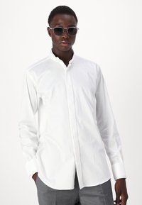 KARL LAGERFELD MODERN FIT - Formálna košeľa - white