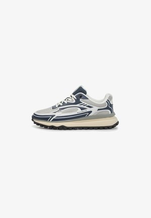 Sport-*schuhe mit einem grauen und marineblauen Mesh-Obermaterial, weißen Akzenten, einer schwarzen gummierten Sohle und einer gepolsterten Zwischensohle für Komfort und Halt.