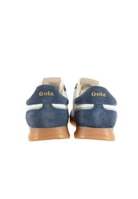 Sneakers in suede blu navy con accenti bianchi e linguetta beige. Logo Gola in oro sul tallone. Suola testurizzata per una migliore aderenza. Vista posteriore.