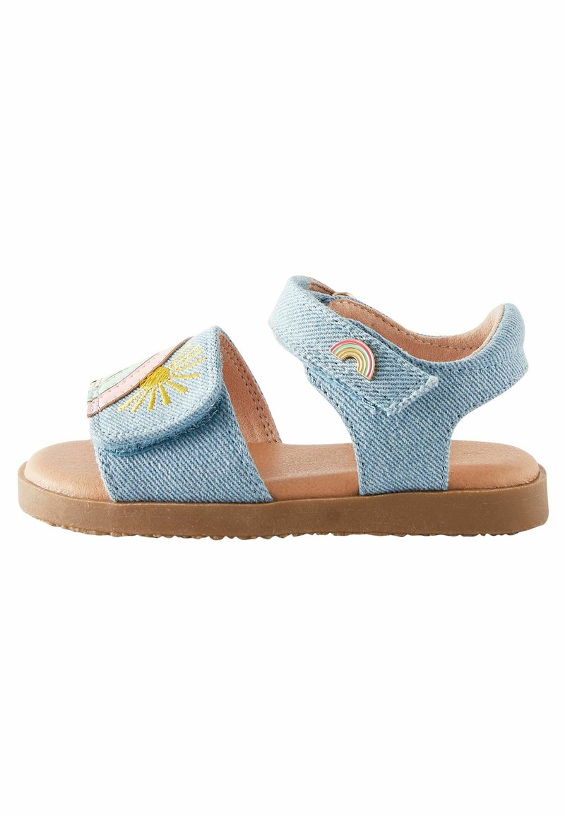 Denimblå sandaler med två justerbara remmar, prydda med sol- och regnbågsbroderier, samt en brun gummisula för hållbarhet.