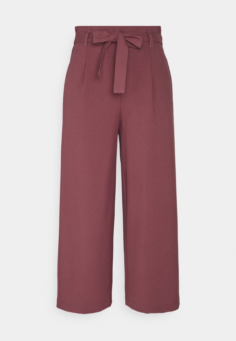 Pantalon taille haute à jambes larges de couleur bordeaux avec passants de ceinture et ceinture en tissu nouée à la taille sur fond uni.