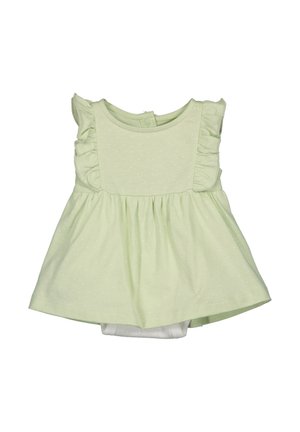 Jasnozielona sukienka bawełniana z krótkimi falbanianymi rękawami, teksturą w kropki i marszczoną talią. W komplecie wbudowane białe szorty pod spodem.