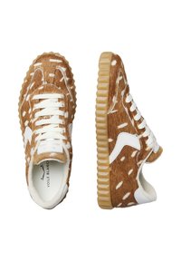 Sneakers marroni con una finitura testurizzata simile alla pelliccia, macchie bianche e lacci bianchi. Presentano una suola in gomma con scanalature pronunciate e marchio all'interno.