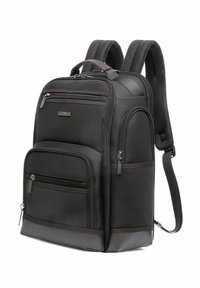 Czarny plecak z wieloma kieszeniami zapinanymi na zamek, wykonany z teksturowanej tkaniny, z wyściełanymi paskami i skórzaną podstawą dla większej trwałości.
