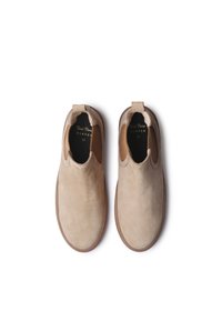 Stivaletti beige in suede con pannelli laterali elastici, punta arrotondata, tab di estrazione e interno testurizzato, progettati per l'uso invernale. Taglia 37.