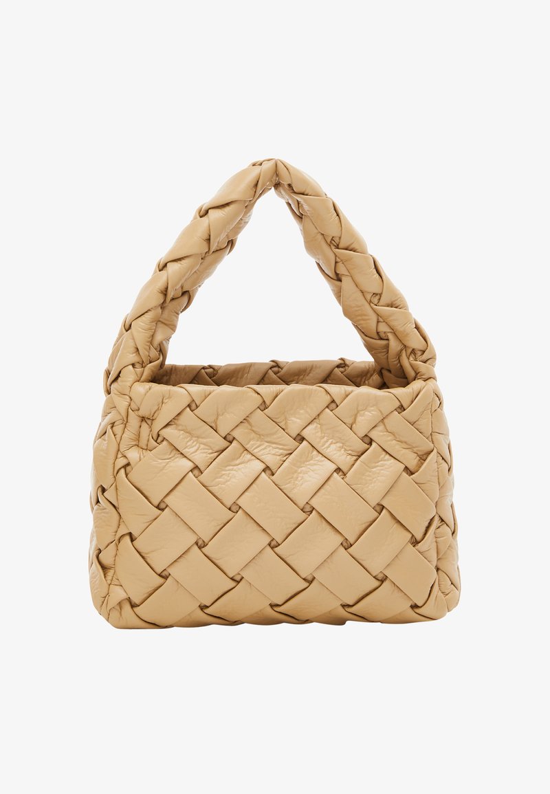 Sac en cuir tressé de couleur beige clair, présentant une forme structurée et une poignée triangulaire pour un transport facile.