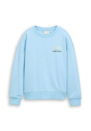 Lichtblauwe longsleeve sweatshirt met geribde manchetten en zoom, klein kleurrijk hart, stergrafiek en "have fun SLOW LIVING" tekst op de bovenste linkerborst.