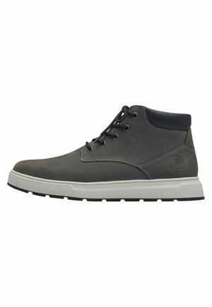 Bottines en cuir gris avec des accents noirs, dotées de lacets ronds, d'une semelle blanche et de détails en surface texturés. Logo sur le côté bien visible.