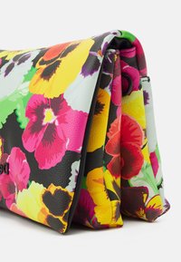 Borsa piegata con motivo floreale colorato che presenta grandi fiori rosa, gialli, rossi e verdi su uno sfondo nero testurizzato.