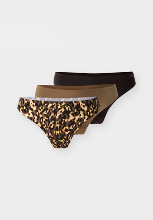 Τρία γυναικεία μαγιό σε σειρά, από εμπρός προς τα πίσω: με λεοπάρ σχέδιο, μονόχρωμο καφέ και μονόχρωμο μαύρο σε λευκό φόντο.