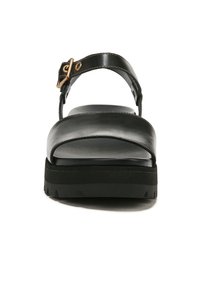 Zwarteleren sandaal met een platte zool, voorzien van een smalle band over de voet en een gespsluiting rond de enkel. Gestructureerde voetzool voor extra comfort.