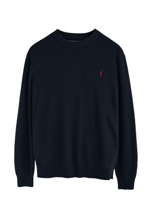 Jersey azul marino confeccionado en tejido de punto texturizado, con cuello redondo y detalle de logo rojo en el pecho. Mangas largas con puños acanalados.