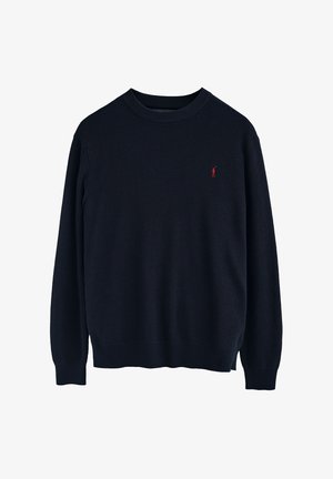 Jersey azul marino confeccionado en tejido de punto texturizado, con cuello redondo y detalle de logo rojo en el pecho. Mangas largas con puños acanalados.