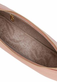 Pochette in pelle rosa chiaro con zip dorata, dotata di un interno con motivo a logo. Texture liscia, forma arrotondata e senza decorazioni esterne.