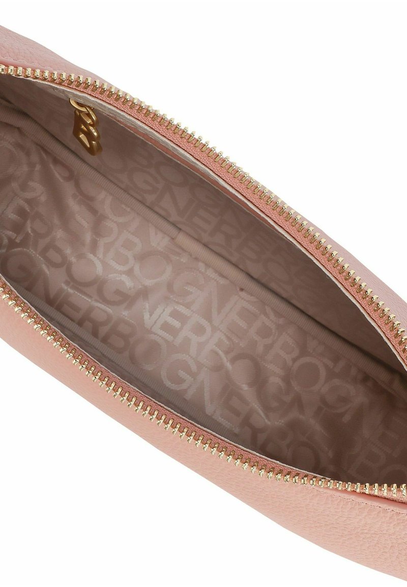 Hellrosa Lederbeutel mit goldfarbener Reißverschluss, im Inneren mit Logo-Muster. Glatte Textur, abgerundete Form und keine äußeren Verzierungen.