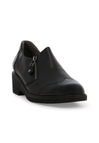 Scarpa nera in pelle con punta arrotondata e chiusura a zip laterale. Tacco leggermente rialzato e suola in gomma strutturata.